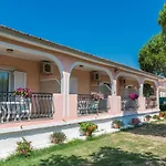 Roussa\'S Apartments