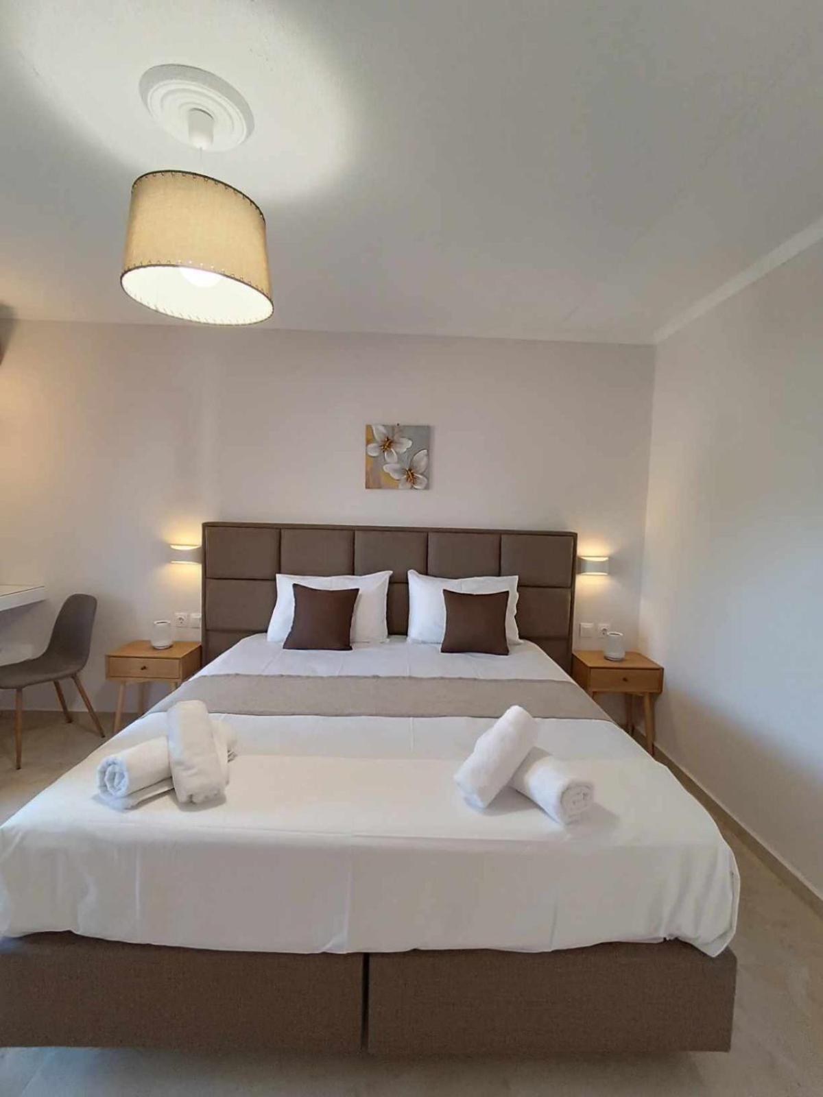 Roussa's Hotel 2*