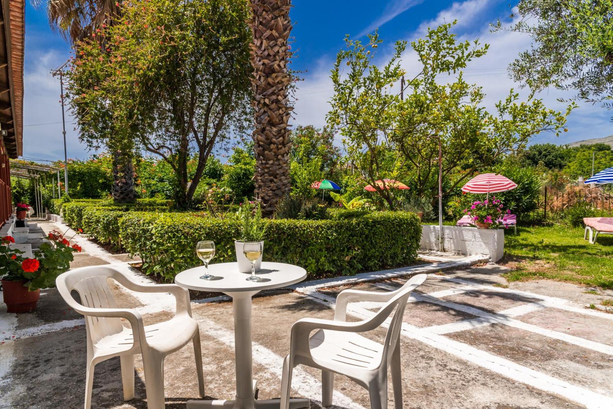 Roussa's Hotel