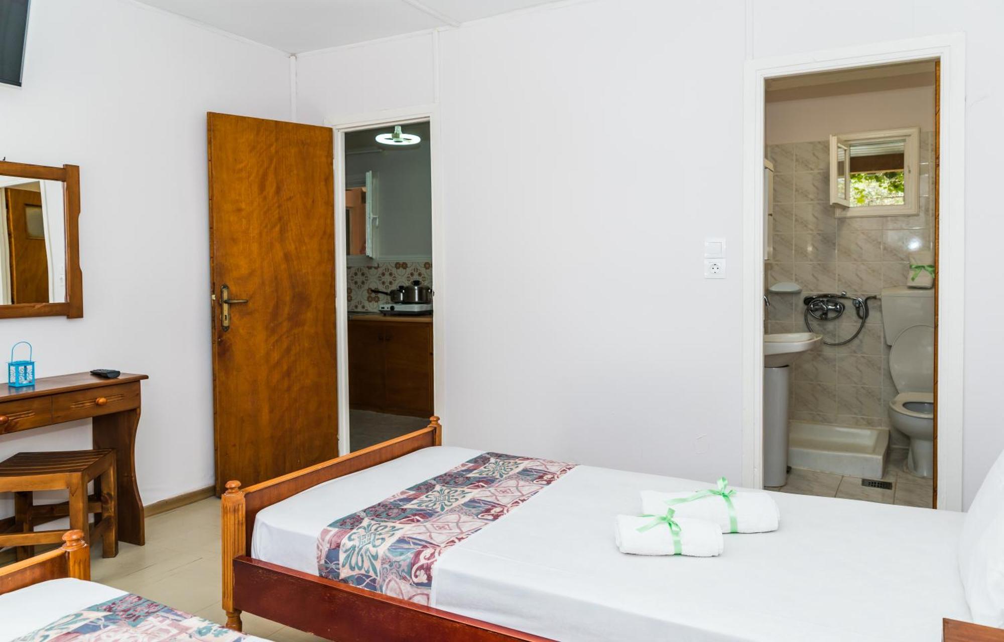 Roussa's Hotel 2*